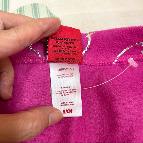 New Without Tags Hello Kitty Onesie PaJama In Size Small - Picture 8 of 11